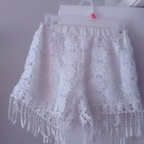 Cream Lace Shorts size Small - Picture 3 of 4